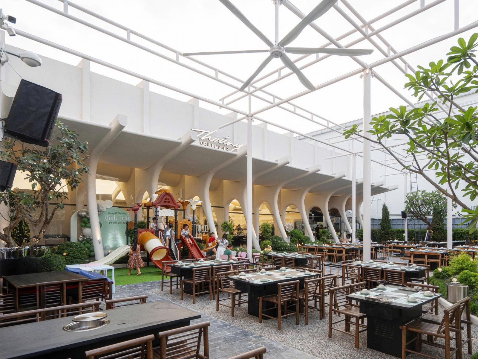 thoang-lehongphong-roygentparkshaiphong-grillandbeer5.jpg